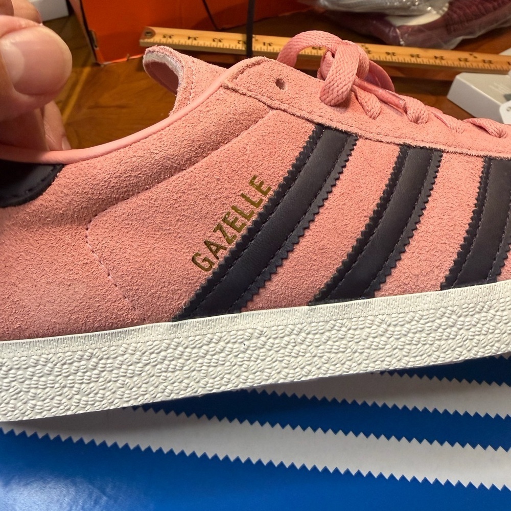 NIB NWT Men's Size 11.5 Adidas Gazelle in Pink with Black Stripes🔥🔥 - Picture 14 of 15